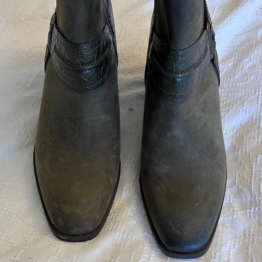 Vionic Carnelia  Chelsea Boot Block Heel Olive Oil Color Water Repellent Sz  8.5 - Picture 14 of 17